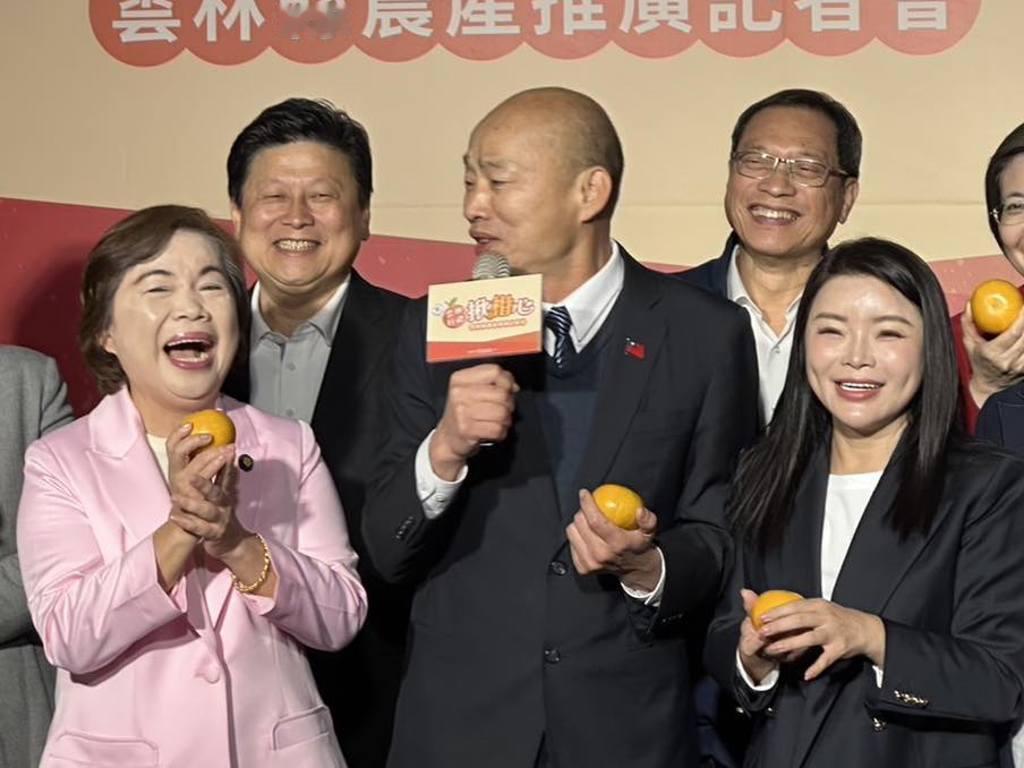 台当局立院在今（16日）充满了浓浓的橘香！国民党蓝委杨琼璎与韩国瑜、张嘉郡等人，