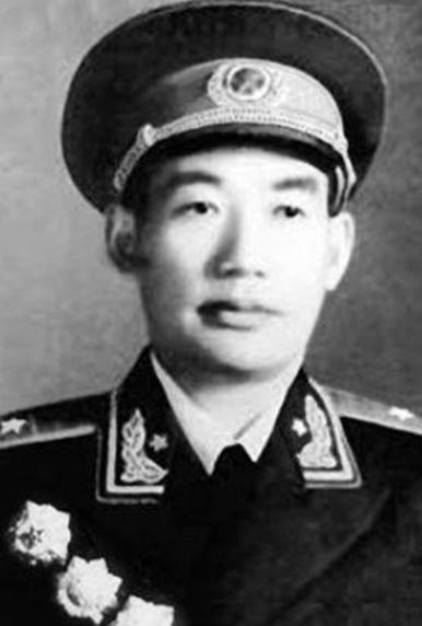 1963年，南京军区来了一个新政委，许世友看到他却面露苦色，因为许世友爱喝酒，可