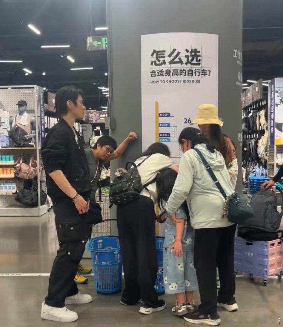 偶遇郭碧婷向佐带娃 游乐场偶遇真实一幕：爸爸在玩手机，妈妈在玩手机，小朋友在玩滑