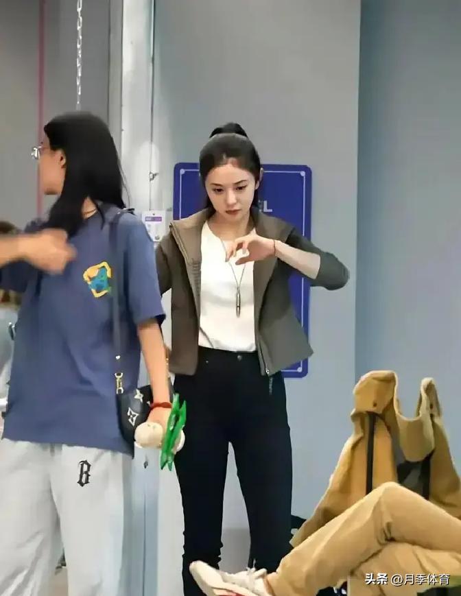 **这瓶水，喝出了娱乐圈最稀缺的“硬通货”！
刘浩存身边的女人，凭一个背影让千万