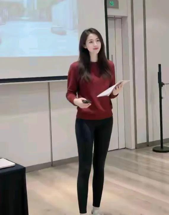 有位公司老板招聘女秘书，为测试一下应聘美女的应变能力，给她出了道题。说“老板今年