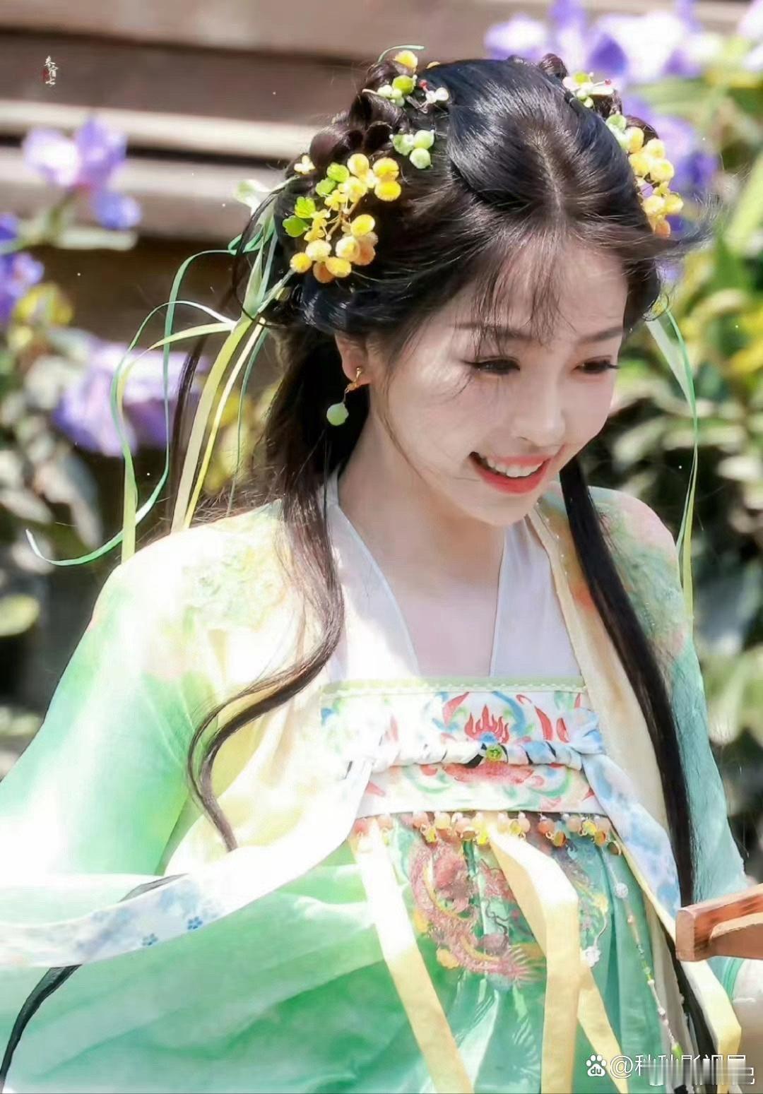 杨超越说虞书欣说话像语音自动回复，你觉得像吗？ ​​​