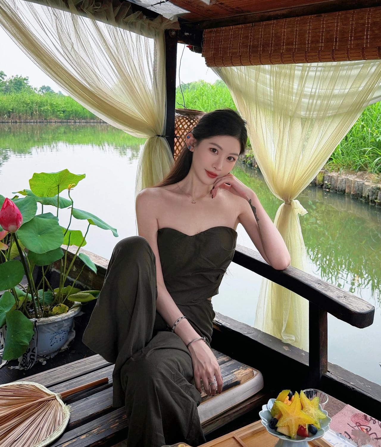 这姑娘坐在湖边，入夏好惬意！