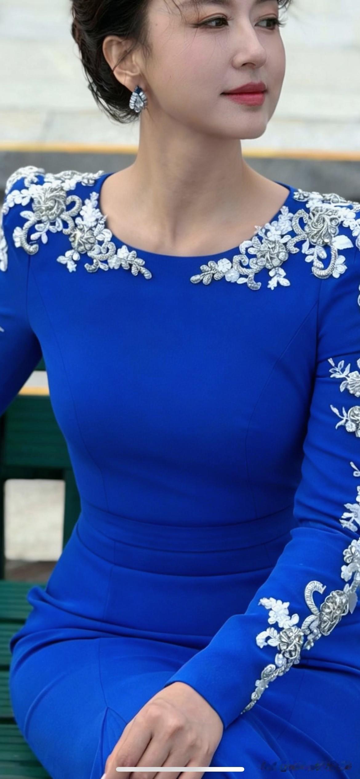 大海为背景，一袭宝蓝色鱼尾长裙格外亮眼✨

这件礼服太适合微胖的身材，修身的剪裁