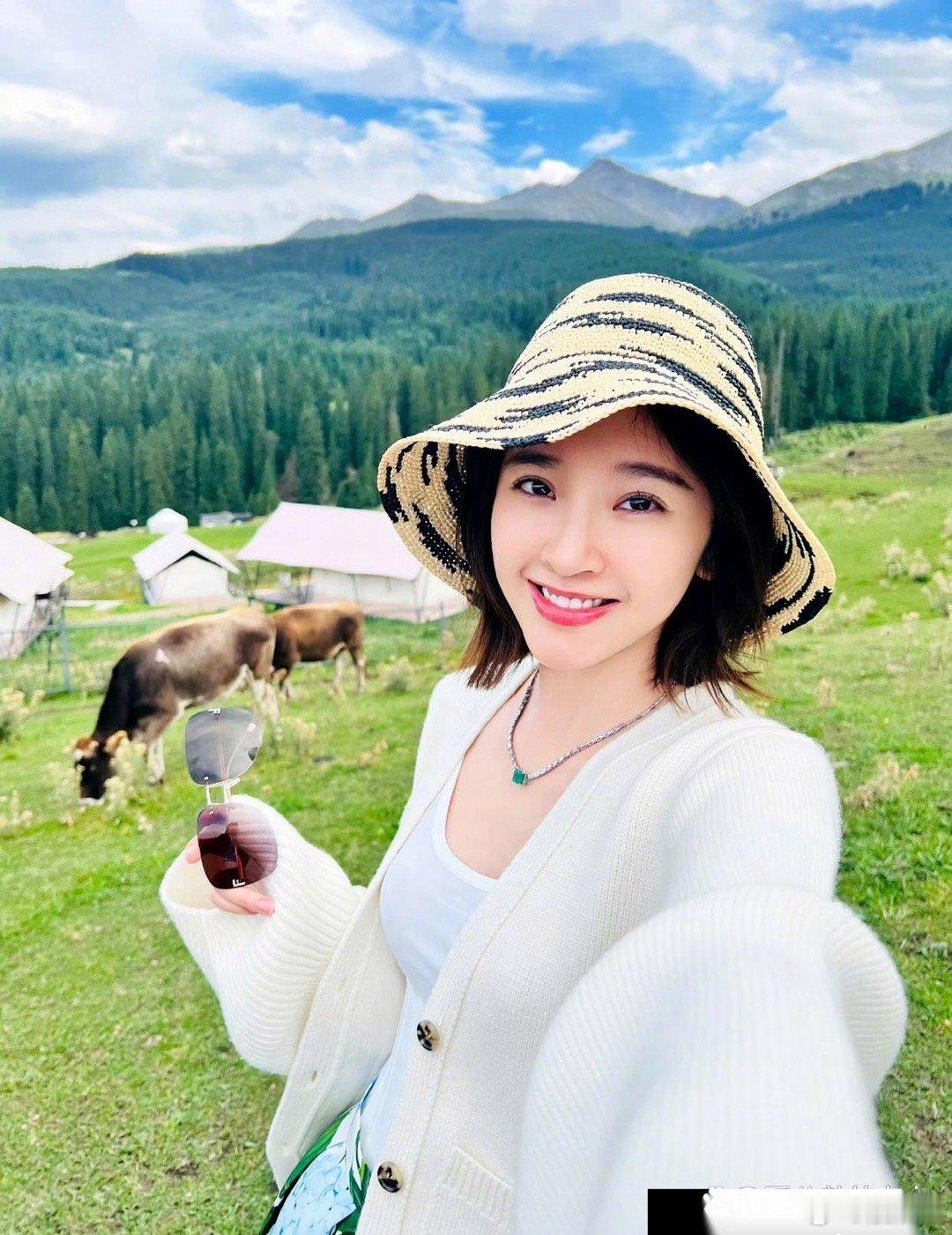 张若昀镜头下的唐艺昕，美得让人羡慕，老婆在他眼里最迷人 ​​​