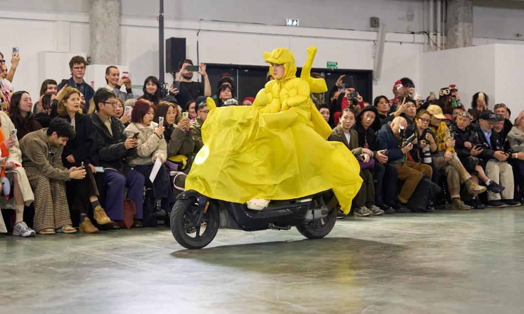 Walter Van Beirendonck 的 2026 秋冬男装秀。模特身穿