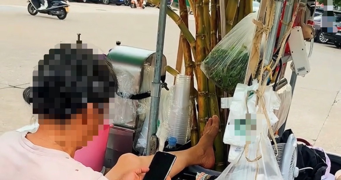 【玉林一阿姨把鞋子脱了脚伸到摊车上】8月10日，网友爆料称：玉林的一阿姨把鞋子脱