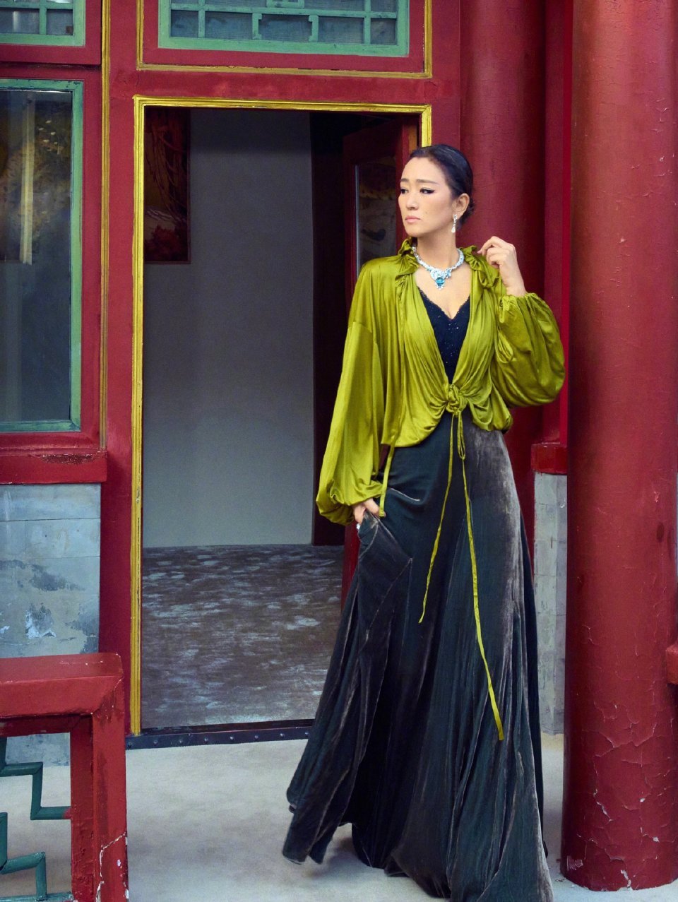 巩俐惊喜亮相品牌晚宴绿绸衬衫配黑丝绒裙 ​​​