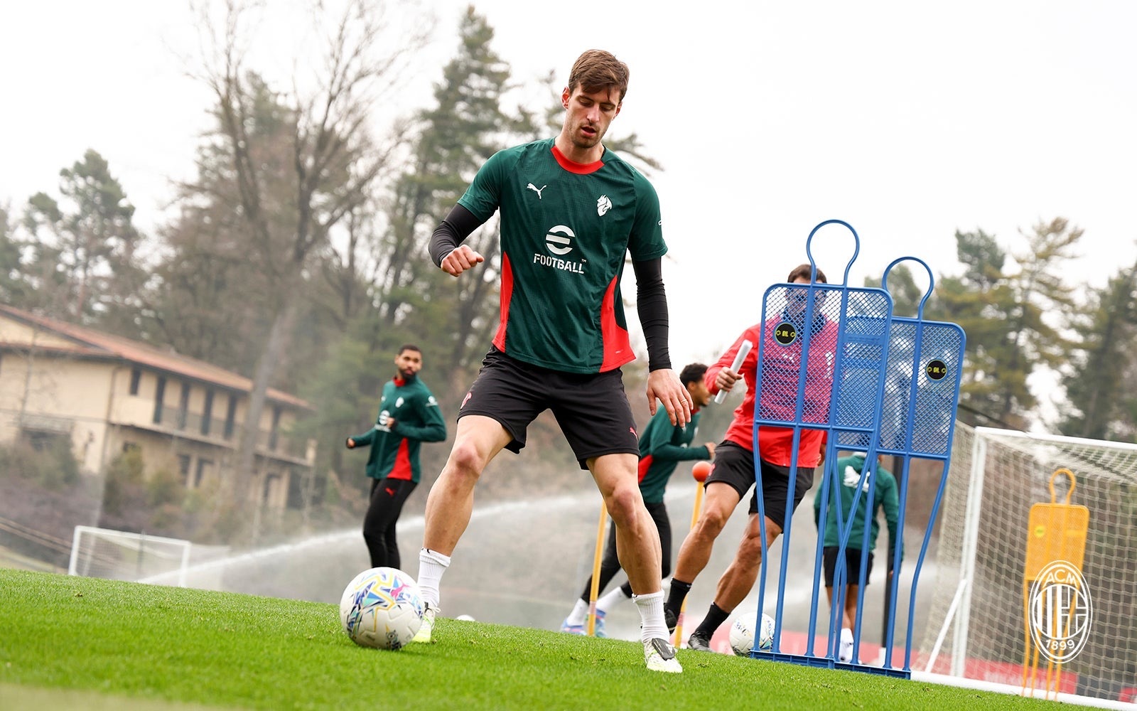 【训练组图】 🔴⚫️ 专注于训练备战。💪🏻sempremilanforza