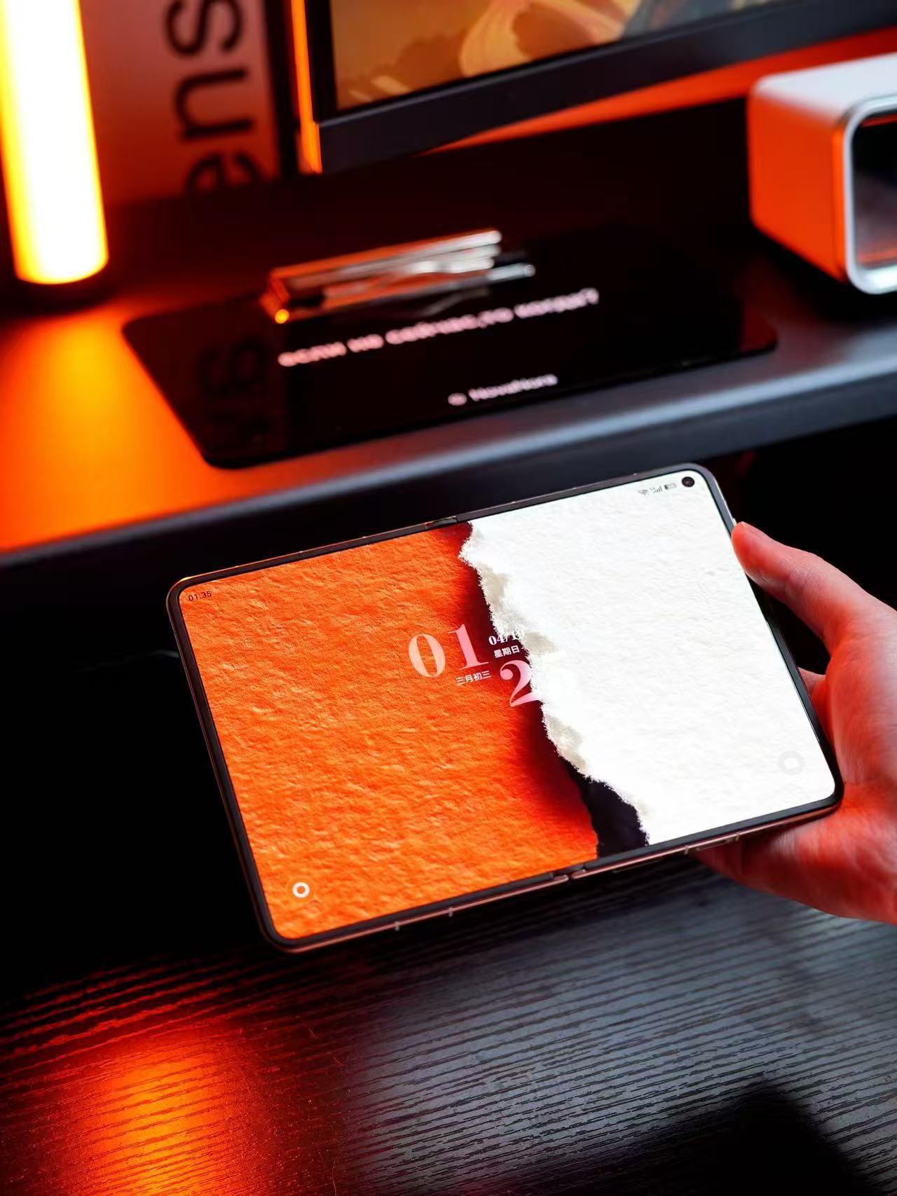 发布会后，华为Pura X Max的设计细节被越挖越香。

这台全球首款大阔折太