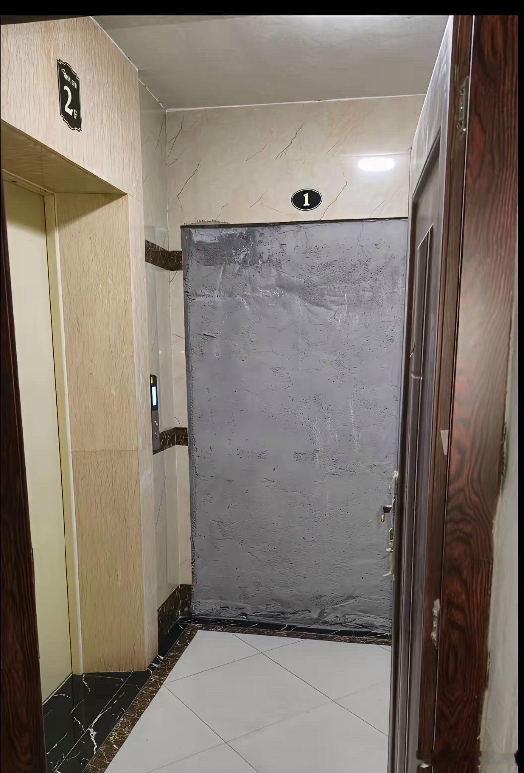 看房看到一半，发现隔壁大门用水泥砌死了，砌得整整齐齐 