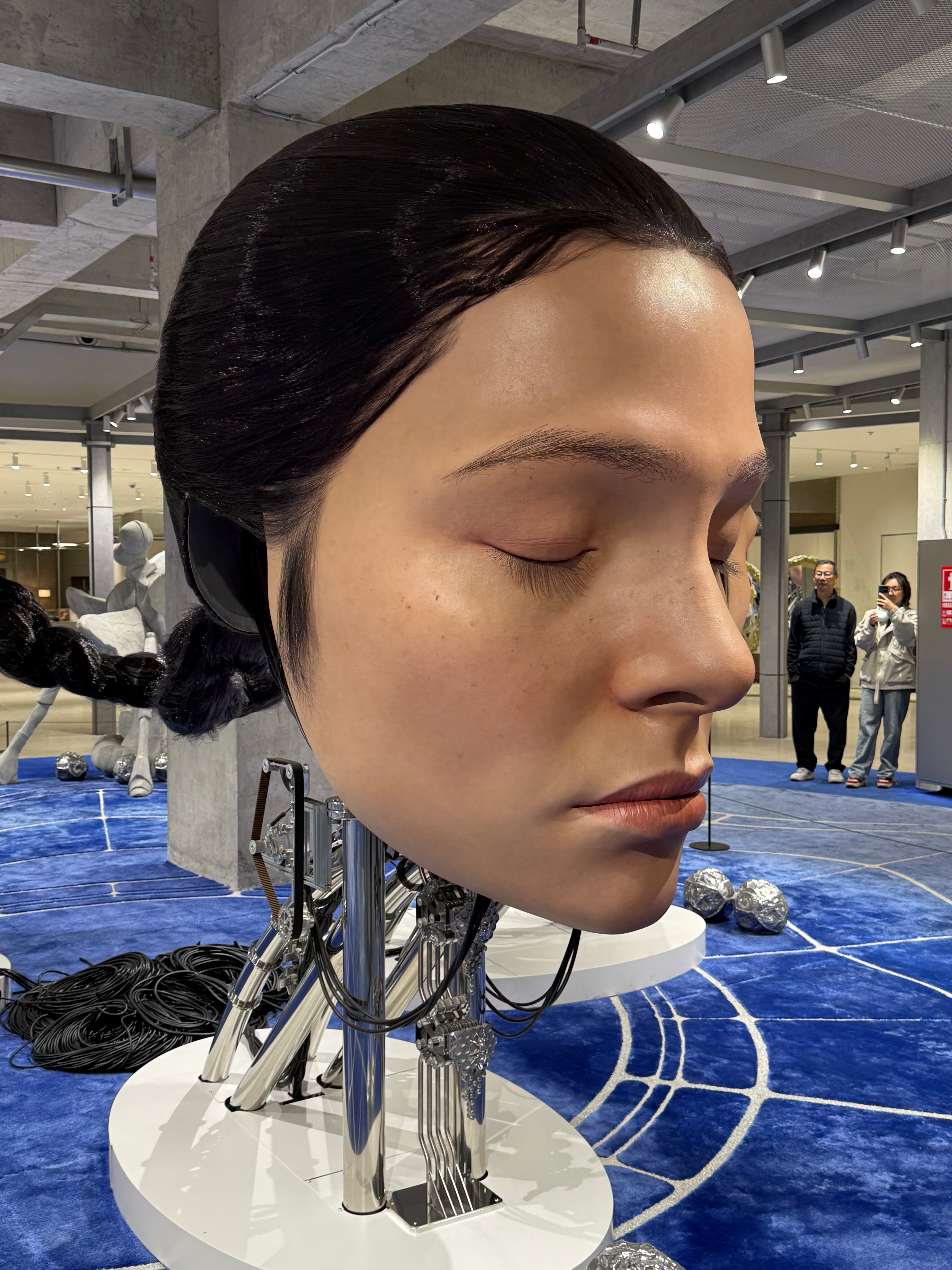 巨人艺术展 看不懂，但大受震撼～ 一堆年轻人在打卡拍照～ 