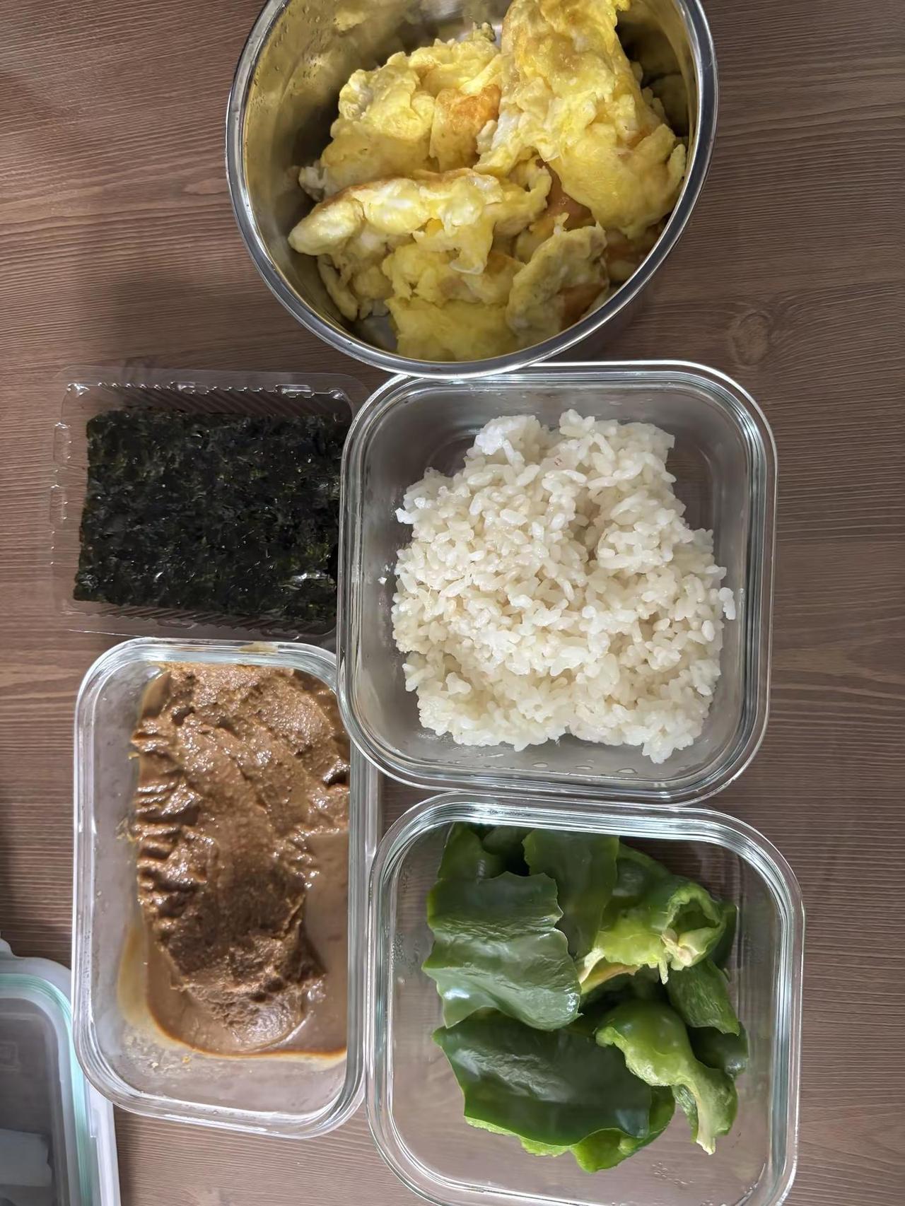 溃疡性结肠炎患者做完的晚饭 今早的早饭 最近鸡蛋 这种大辣椒吃的比较多 还有豆腐