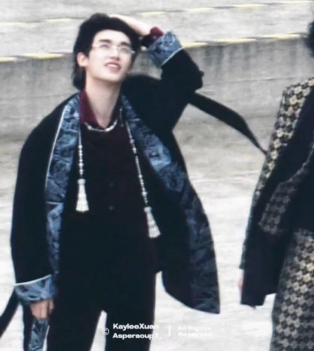 丁程鑫穿尖头皮鞋爬集装箱 好曼妙好曼妙！丁程鑫这身段真的绝了，又帅又撩，正片能不