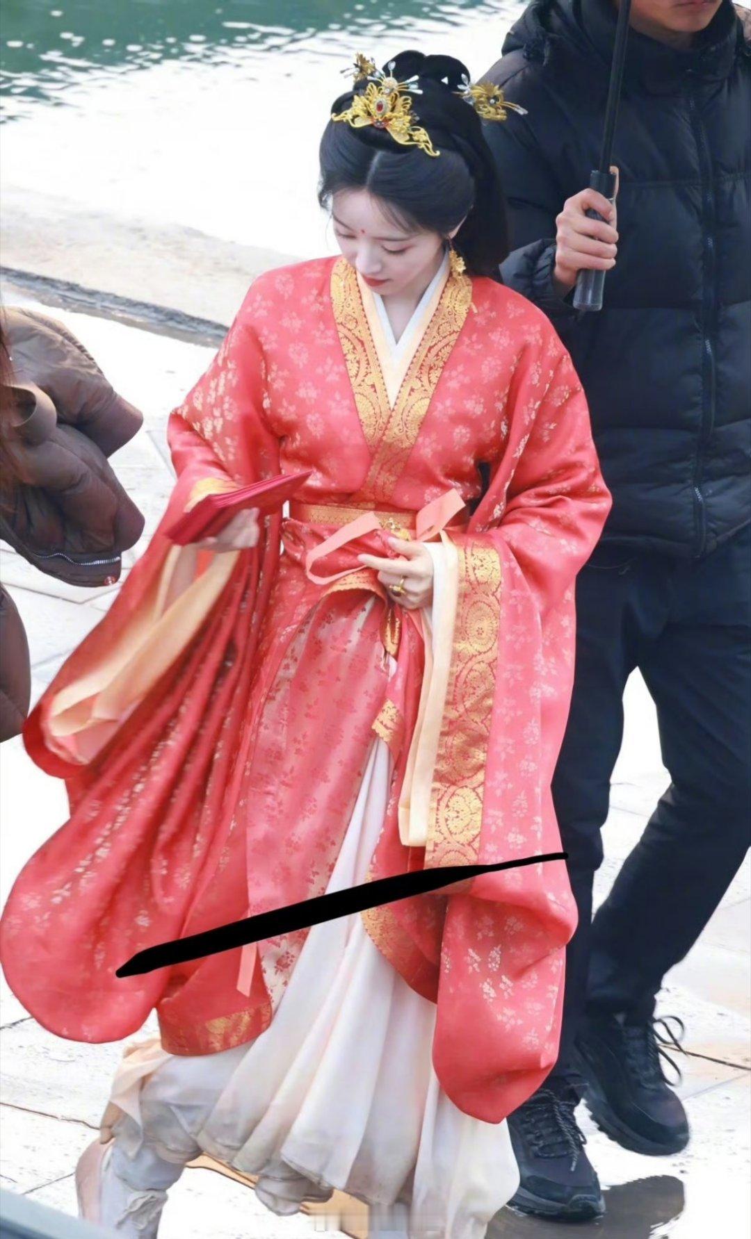 哇哦，田曦薇在给粉丝发红包了，直接连发了两天啊，真的是人美心善还很大方啊，谁不想