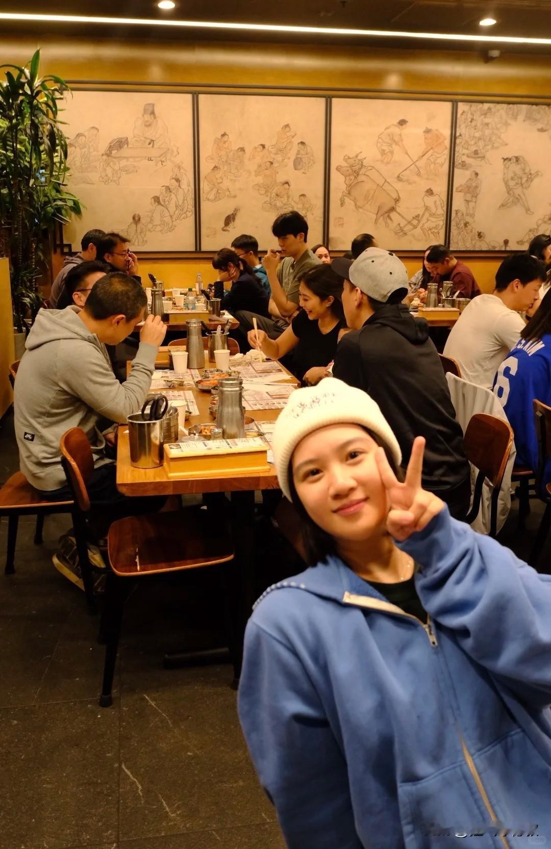 杨瀚森带女友打NBA这事是不是刷爆你首页了？核心争议就一个：陪伴到底是助力还是拖