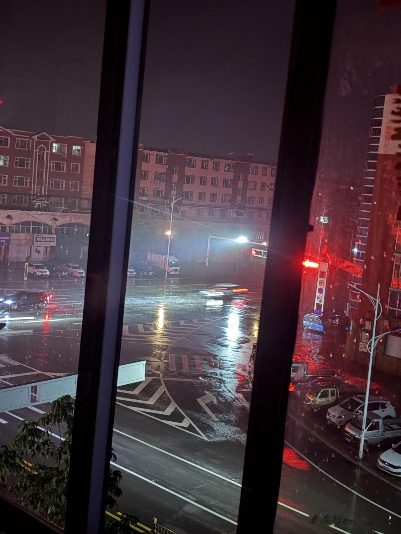 【闲观雨夜】
纳凉小诗 
蝉鸣盛夏热浪翻
一阵雷声送雨还
涤清尘路清凉至
闲观车