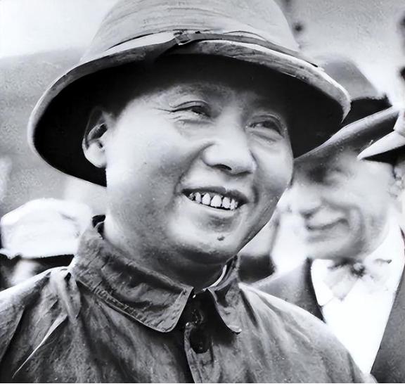 重庆谈判时，毛主席头顶上戴的考克帽，最初的所有人是南洋爱国华侨林琼秀的，后来林琼