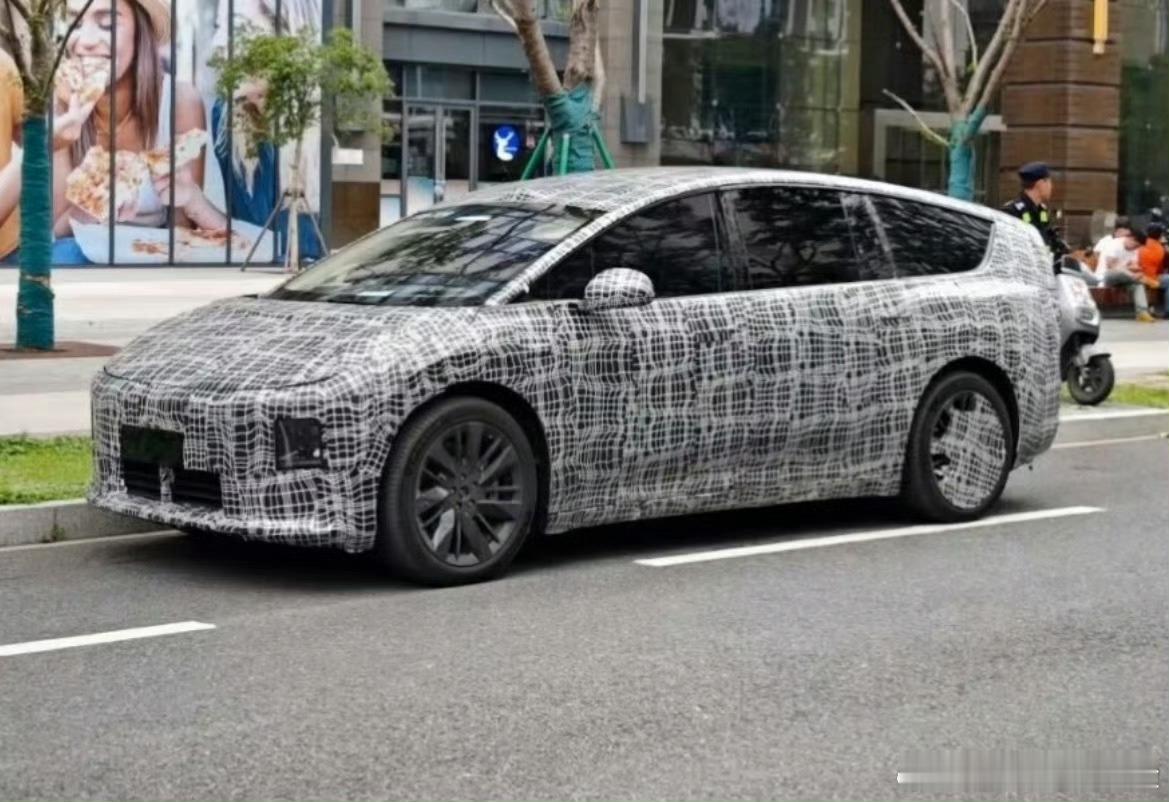 真有理想i9啊，是那个早期没改造型的i8？新能源汽车