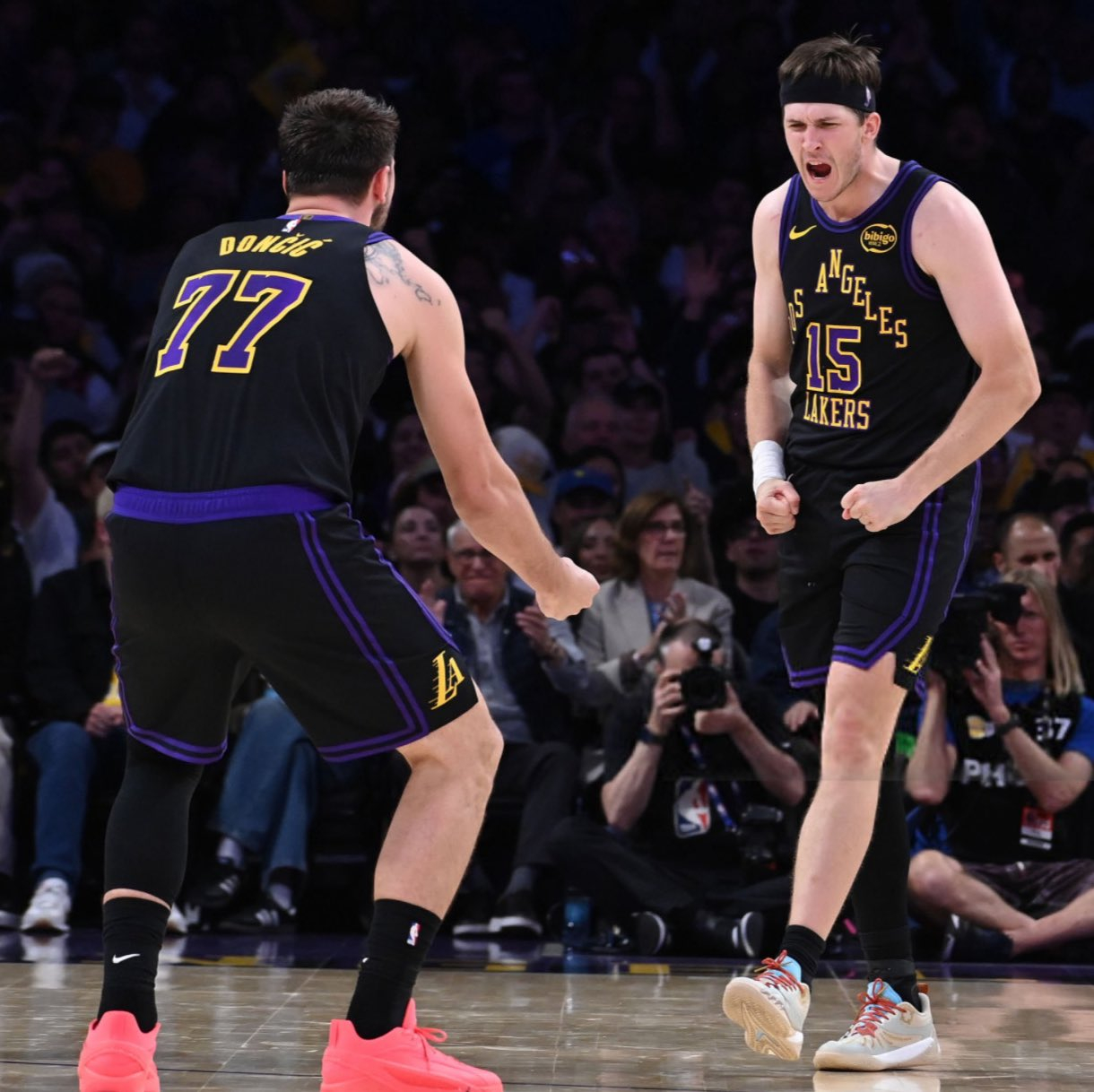 雷迪克谈里夫斯：“这是他生涯第一次单场多次打成 3+1。赛后我跟他说，哈登生涯有