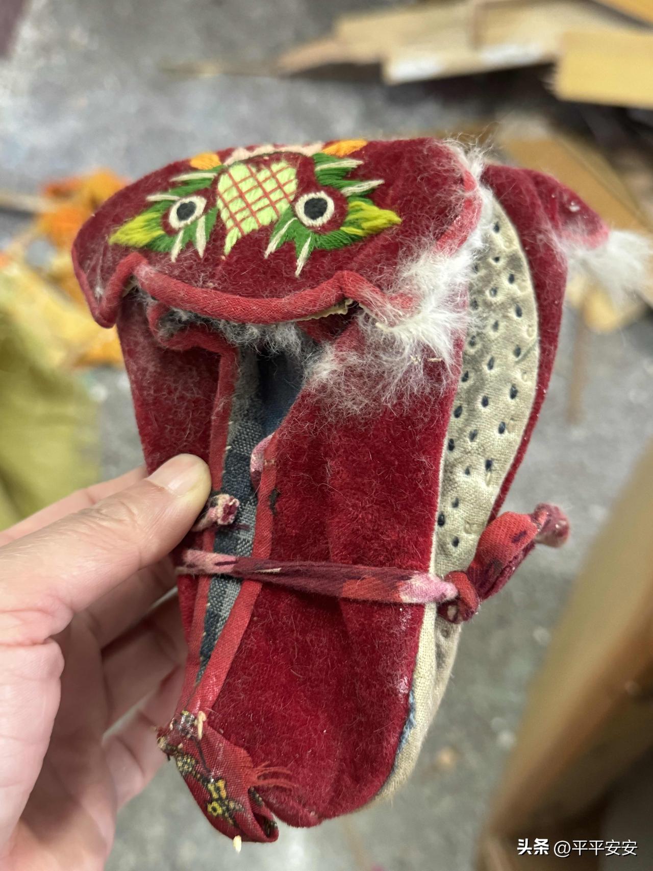 翻出姥姥做的小红鞋，才懂爱从来都不看新旧

收拾老家储藏室的旧纸箱，在一堆泛黄的