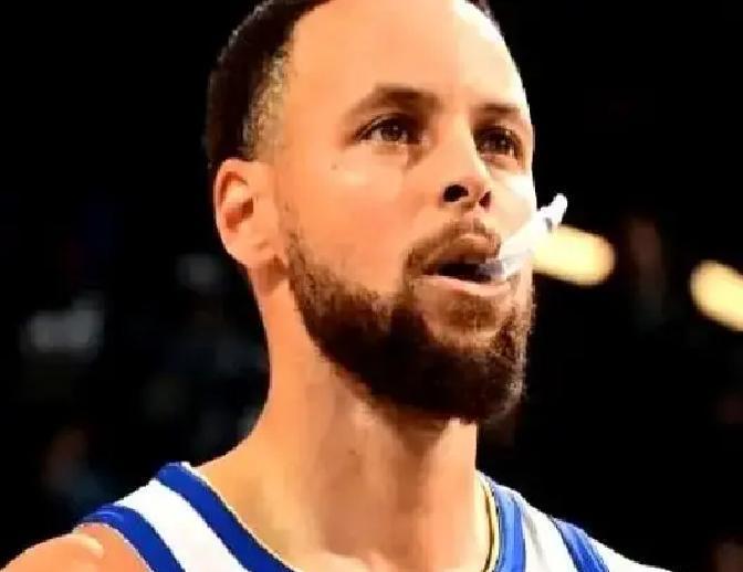 别人告诉你库里和米切尔都是顶级射手。
他们没告诉你这两人的数据放在一起，就像拿手