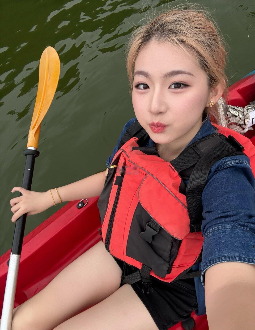 广州〰️麓湖公园之划船🚣体验分享⬇️
划船 皮划艇
公园20分钟效应✨
在湖上