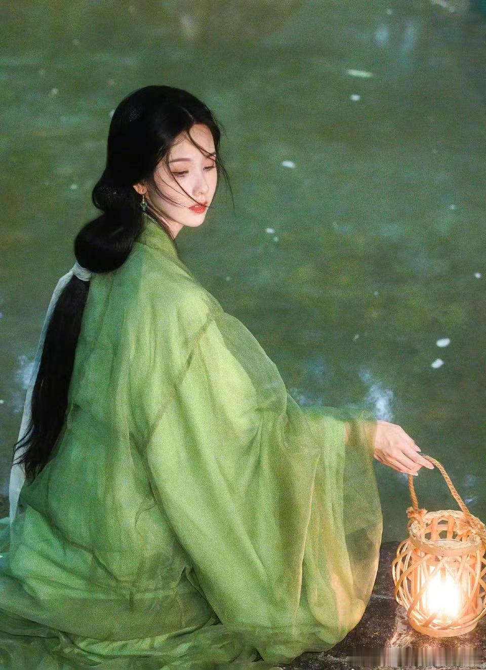 一袭绿裙美炸天！清润色调衬得她仙气氤氲又温柔，妥妥的绿色适配天花板，美到直击心巴