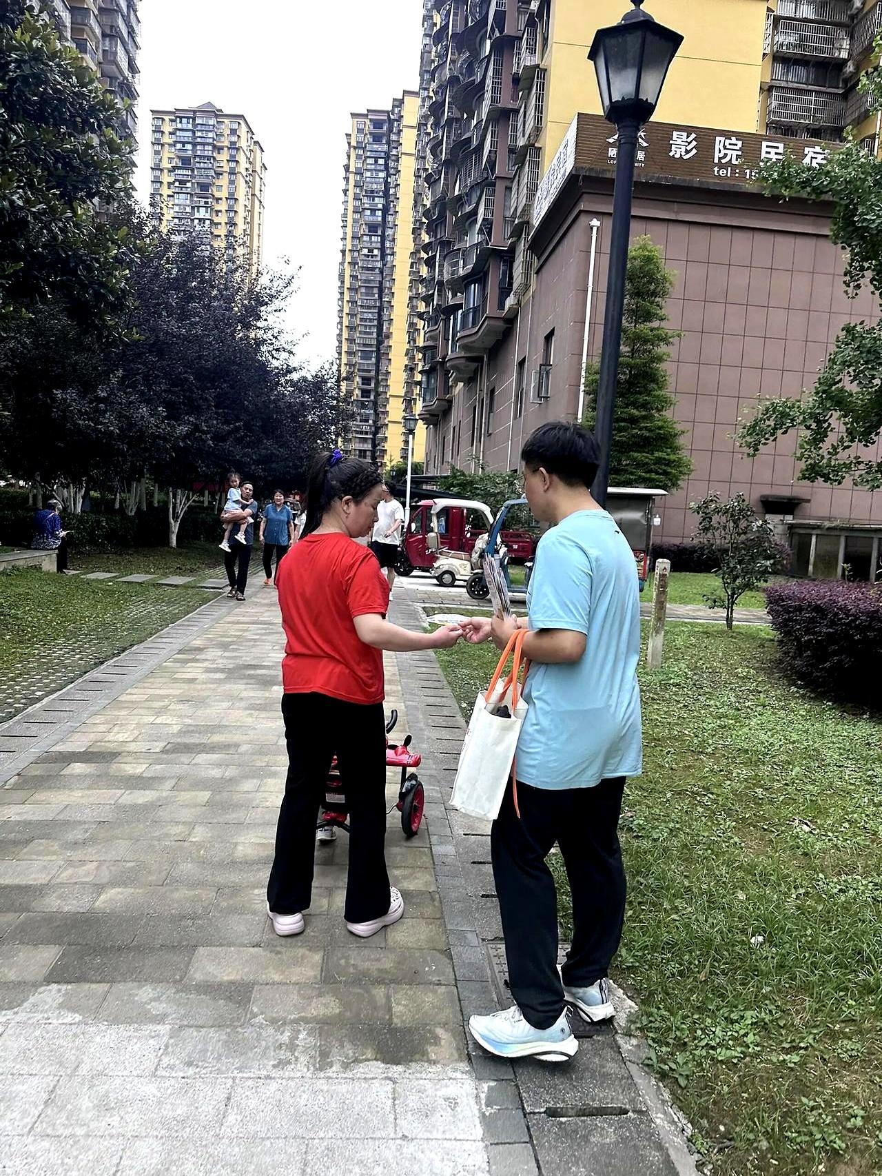 高考刚结束的夜里，他把两斤排骨搁灶台上，说一声煮，转身进浴室，水声哗啦一夜。
当