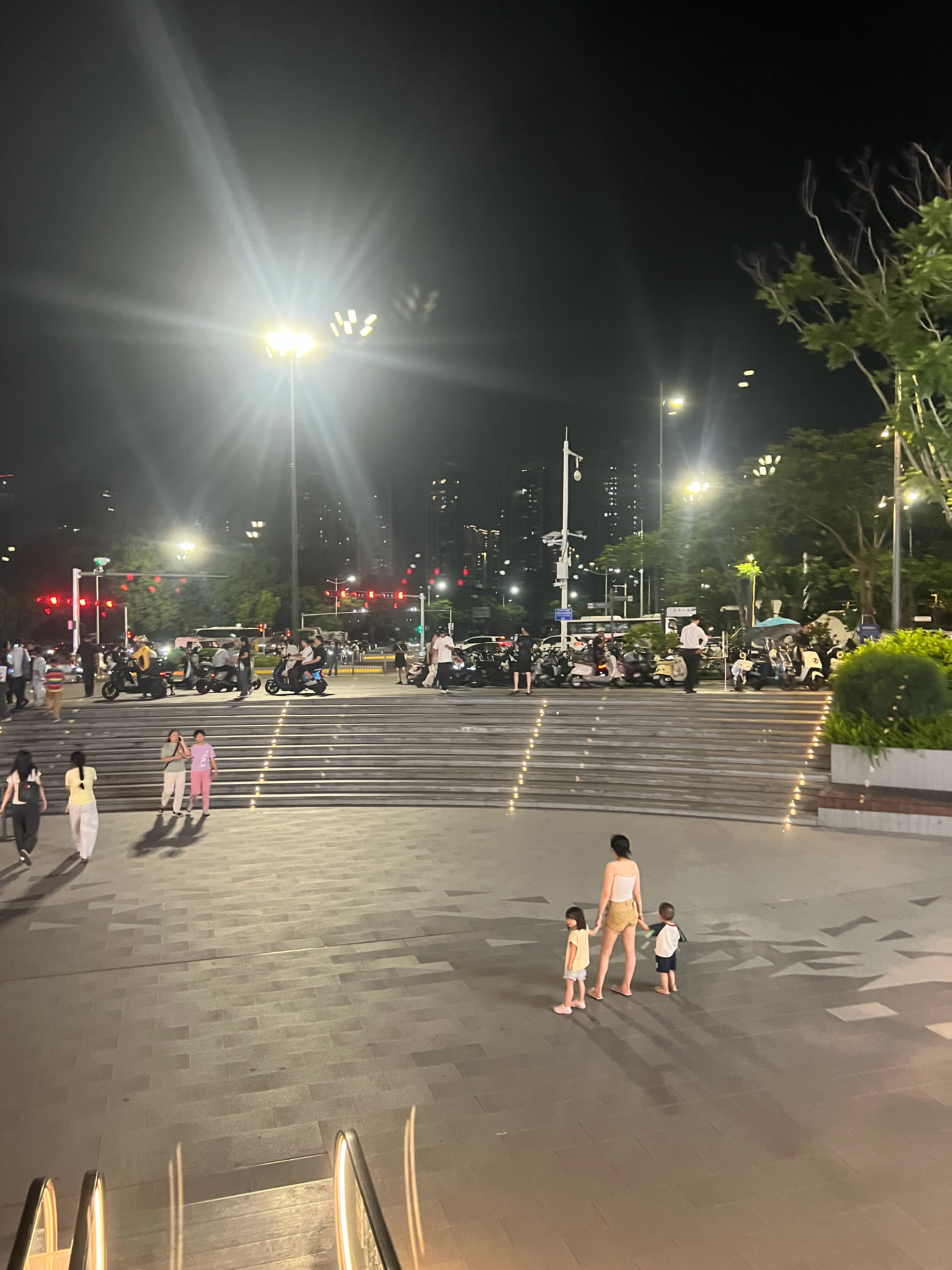 纪律面前不分年龄、不分资历。在岗履职是基本底线，无报备长期擅自脱岗属于作风问题。