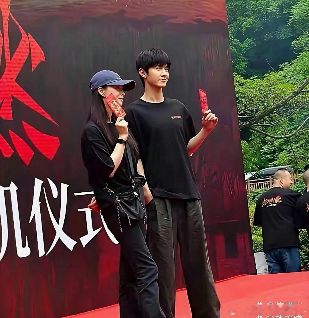 原来蒋欣这么高啊，穿平底鞋都快跟陈哲远一样高了。 ​​​