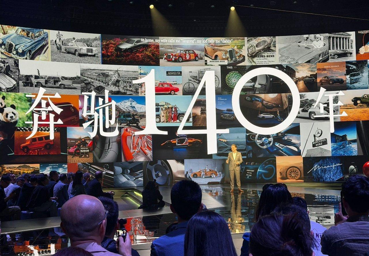 全新奔驰纯电GLC前脸灵感来源于奔驰历史上经典车型盾形格栅，融入942颗可交互的