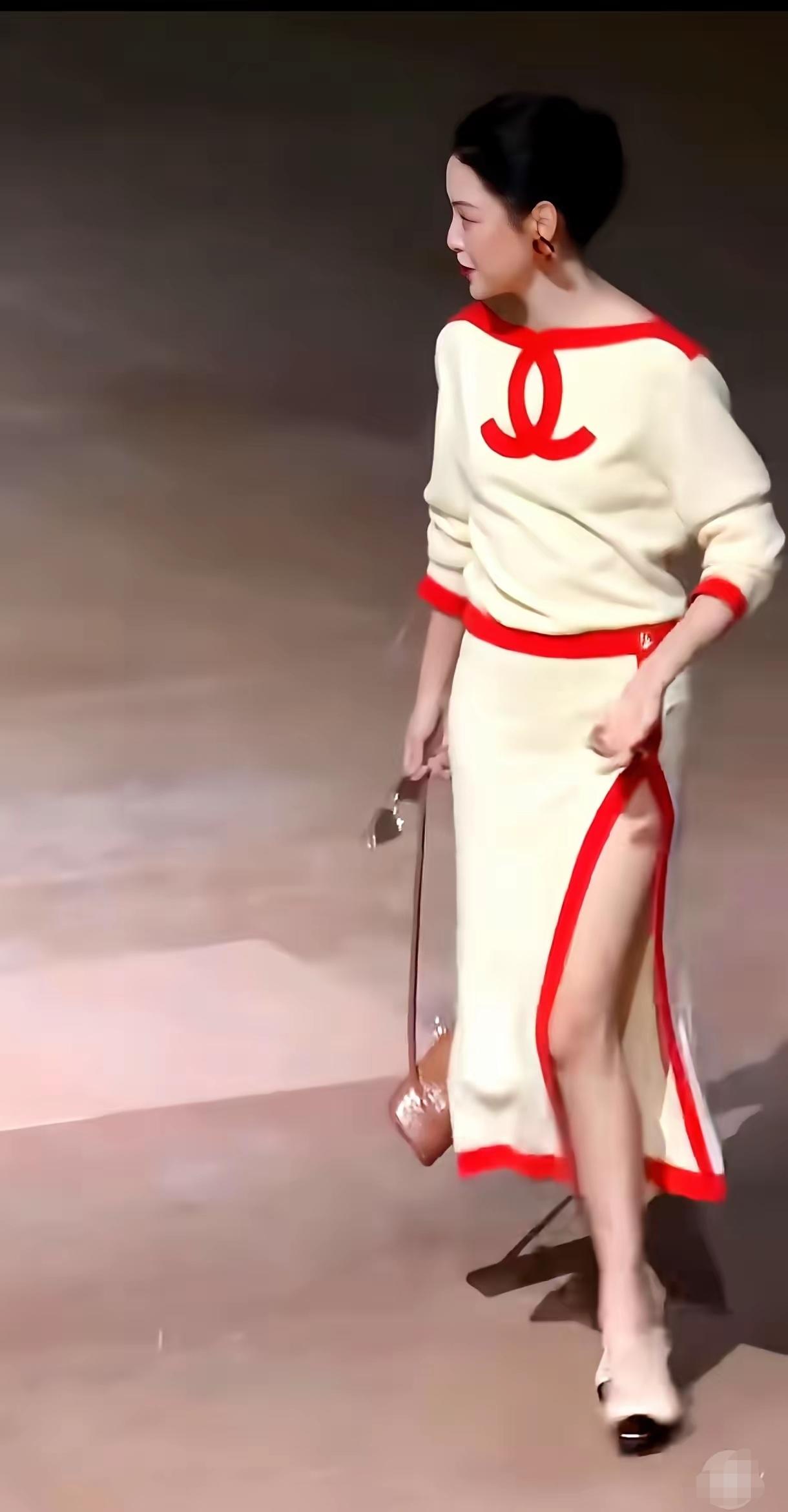 辛芷蕾这身香奈儿裙子，确实漂亮，贵气逼人，妥妥的高级感。让辛芷蕾在香奈儿舞台上大
