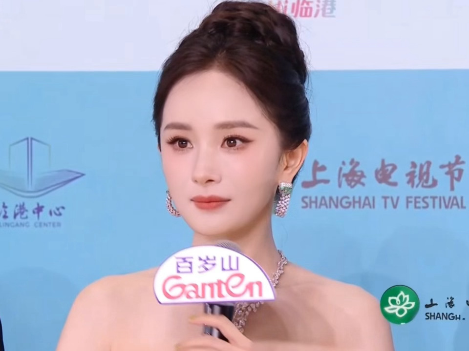 哎哟我们杨幂太美了。。。还特地帮导演补上了自我介绍！！白玉兰红毯