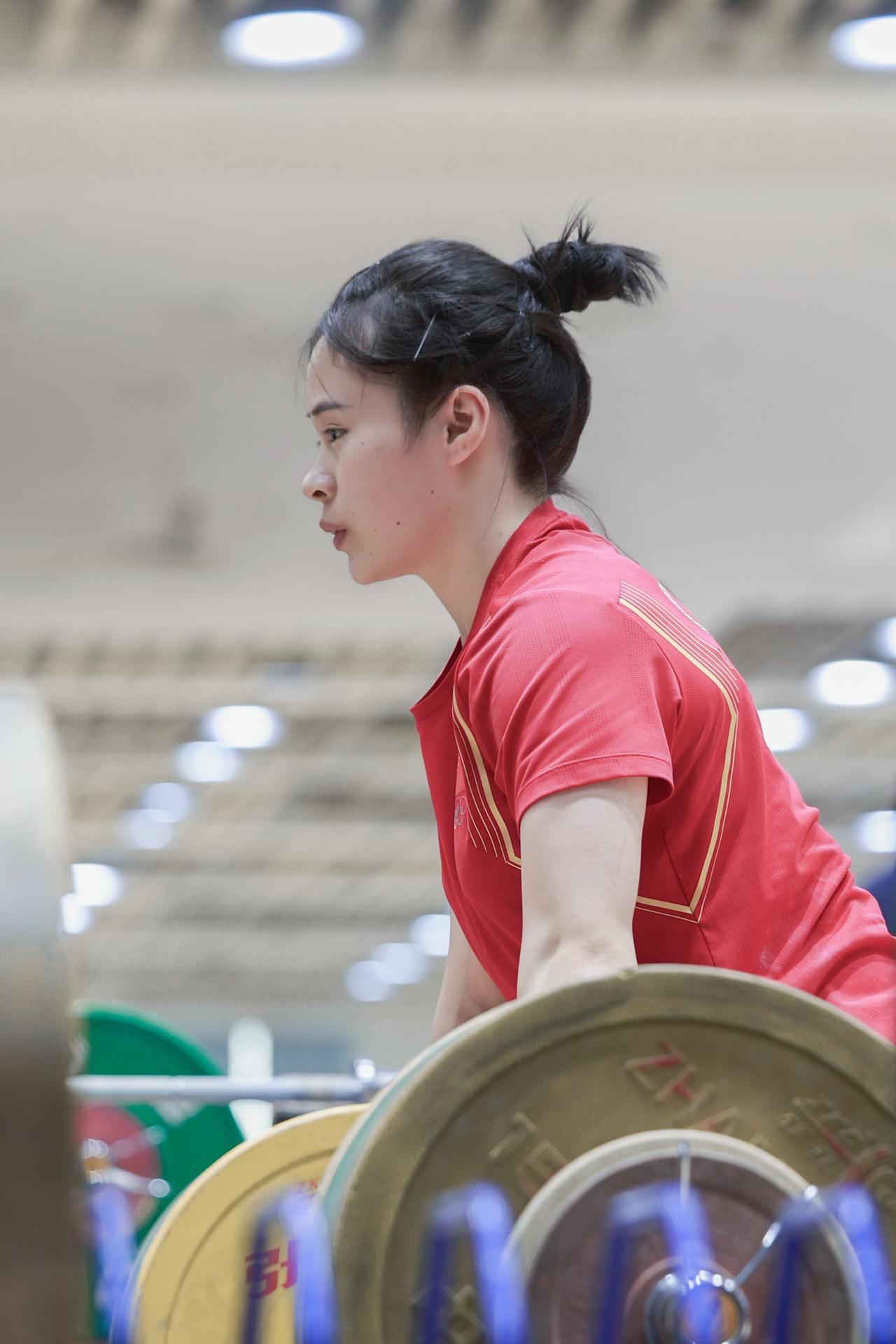 【举重馆里燃爆了 大力士们练嗨了】1月23日在国家举重队媒体开放日活动中，记者们