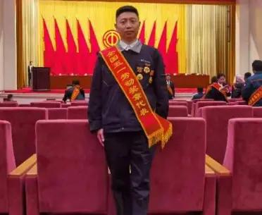 闫俊辉，长春奥普光电技术股份有限公司光学车间球面班工人、高级技师，同时担任球面班