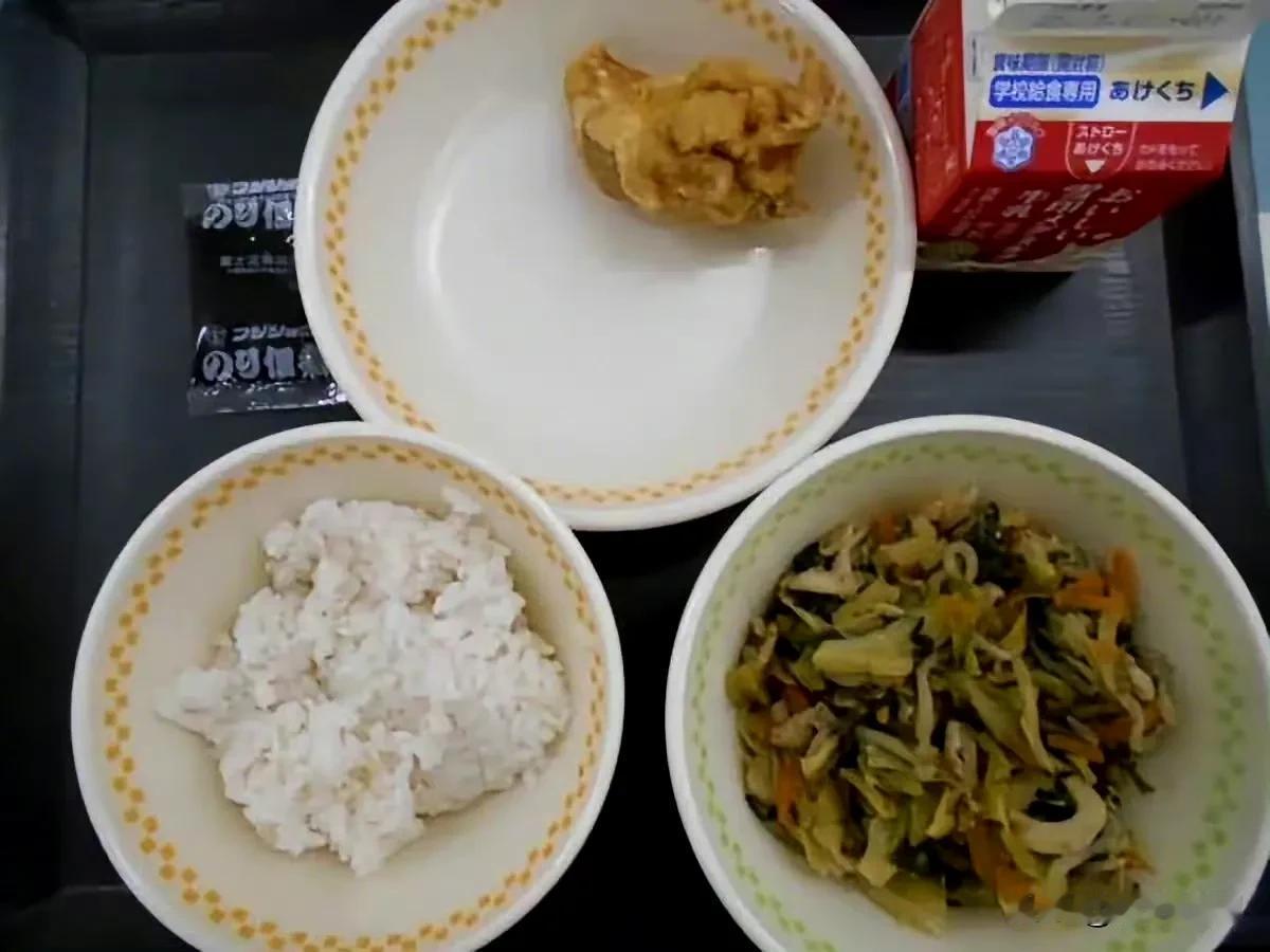 这是日本小学生的午餐，要是国内学校给小学生吃这个，估计家长能把学校拆了！日本现在