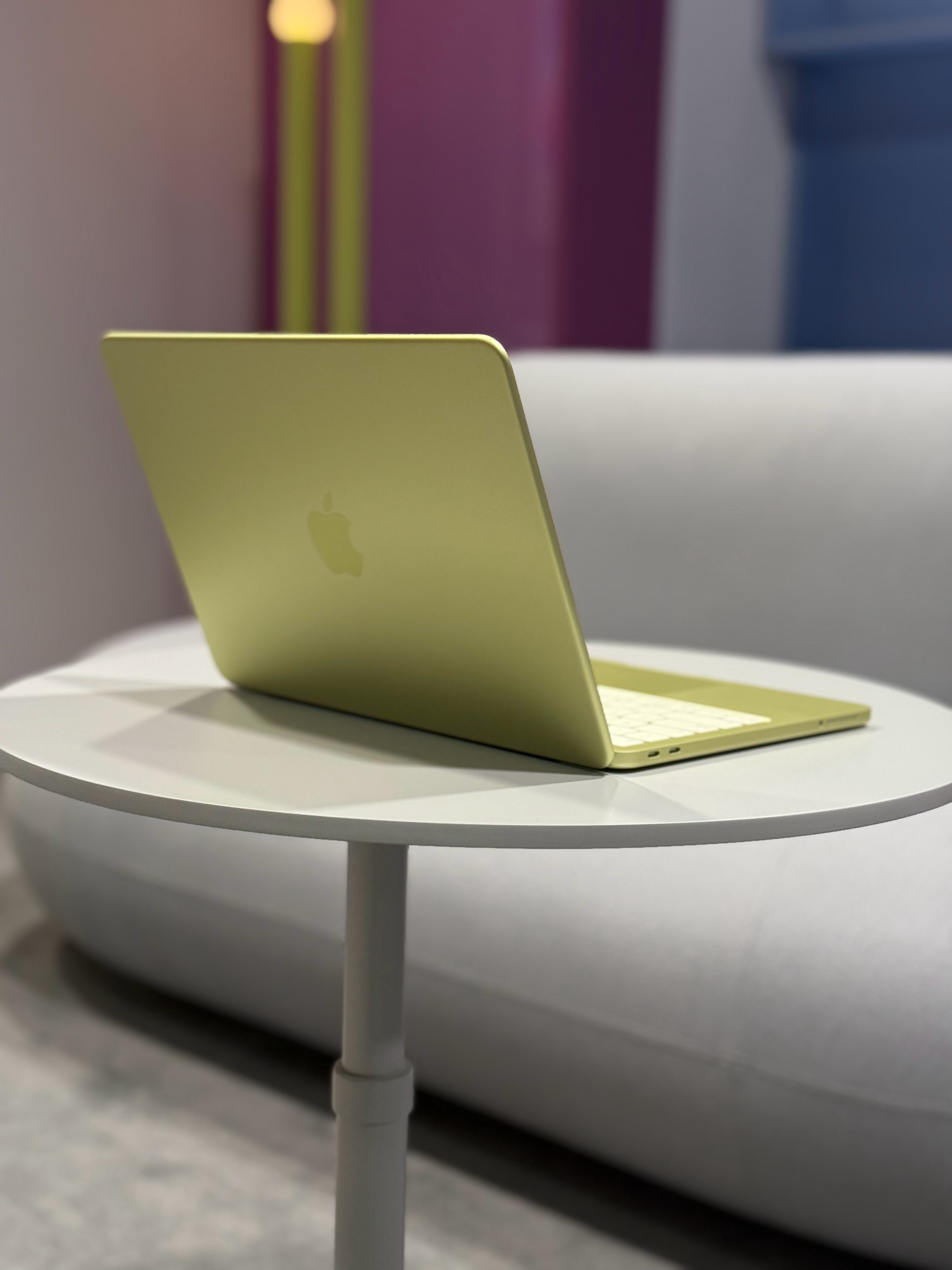 苹果真的很会！今天的拍摄场地特别好看✨重点是整个氛围只有活力，没有“便宜感”，让