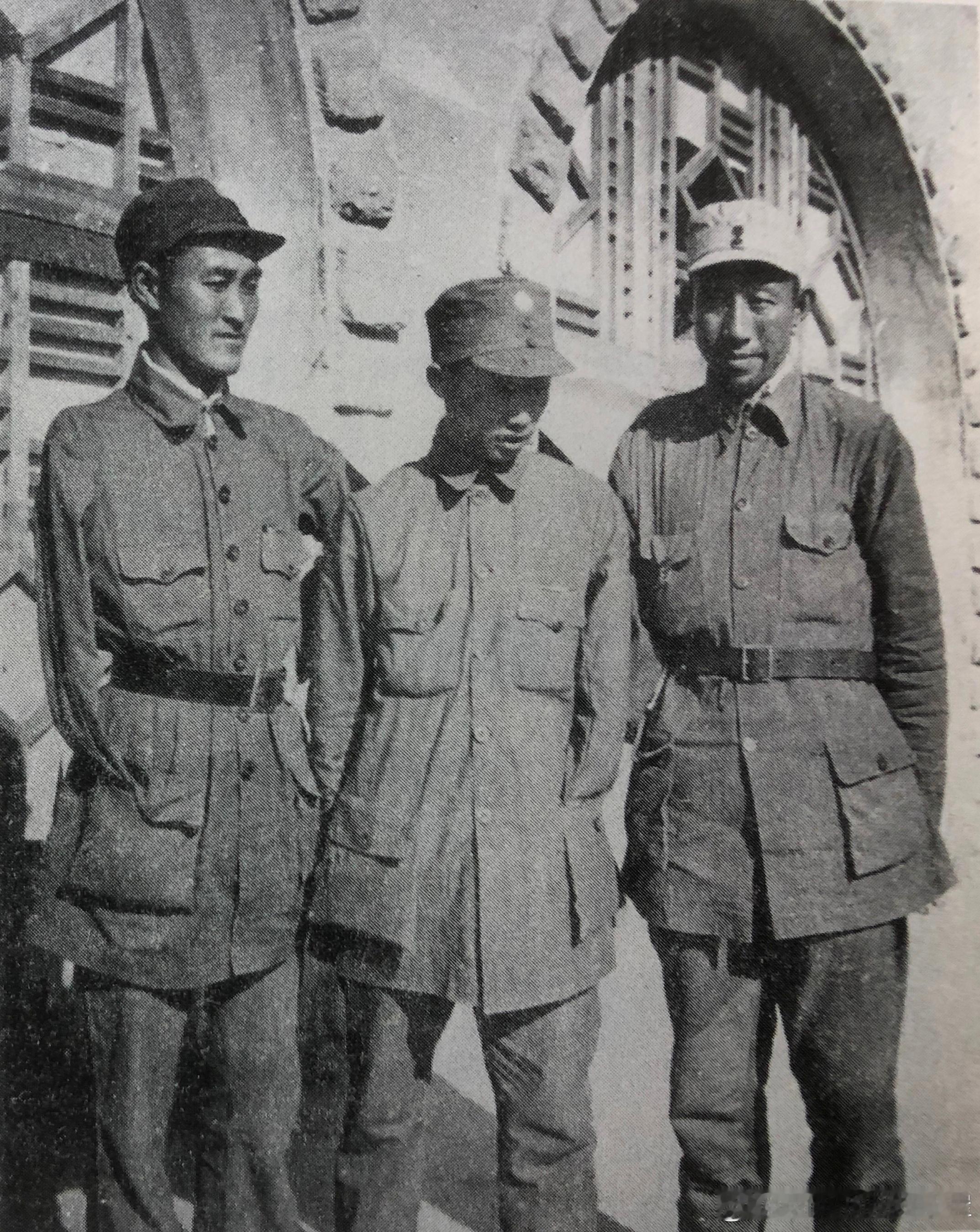 1939年9月在山西岚县普明镇的三位独臂将军，左起358旅教导营政委左齐、新35