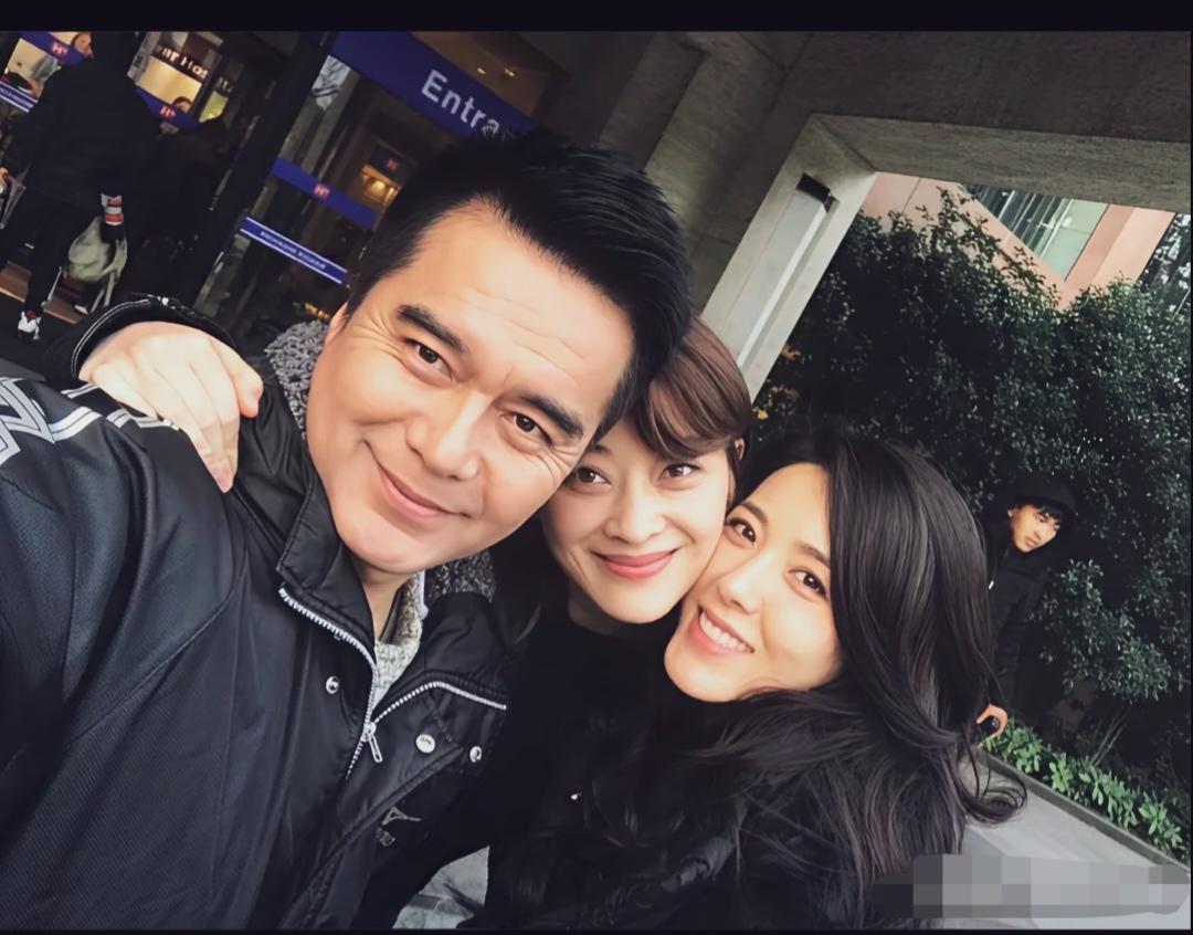 许亚军，梅婷，曾黎同款自拍照，曾黎果然更美！