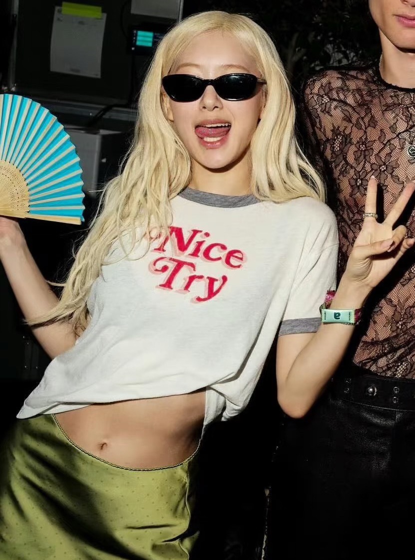 Jennie Rose Lisa三人纷纷现身科切拉音乐节，三人露脐装又美又辣！ 