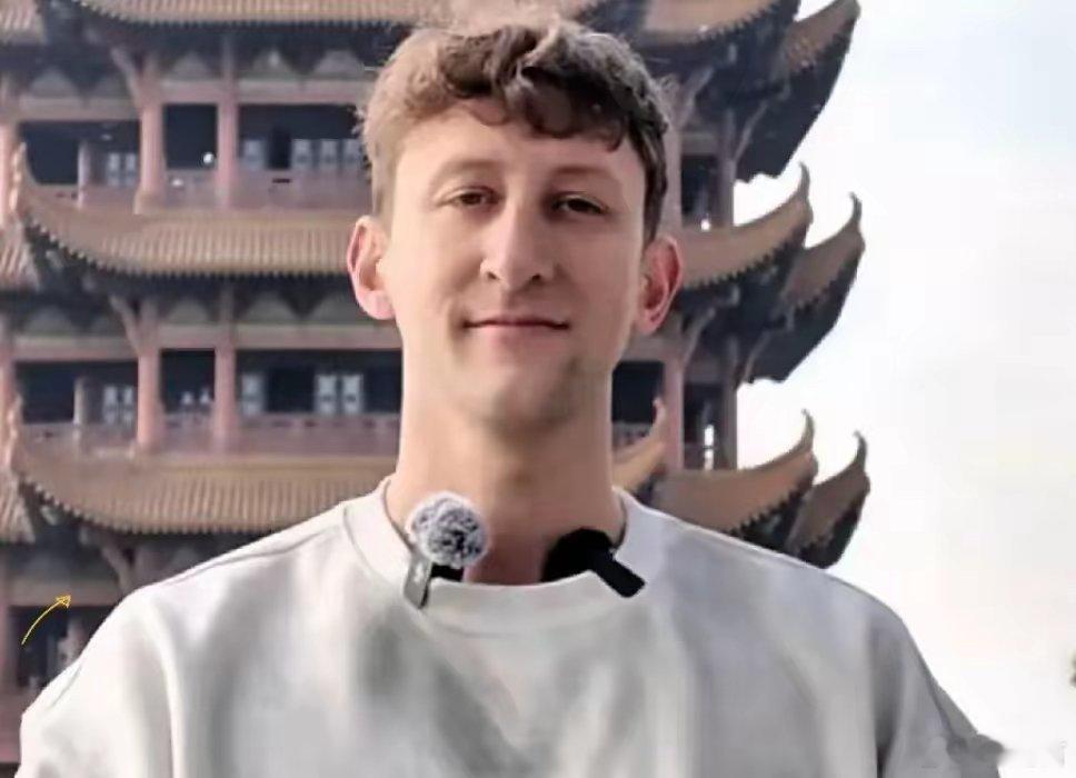 埃文凯尔官宣定居中国2024年，他进行了90天的中国行，体验汉服、自动驾驶等文化