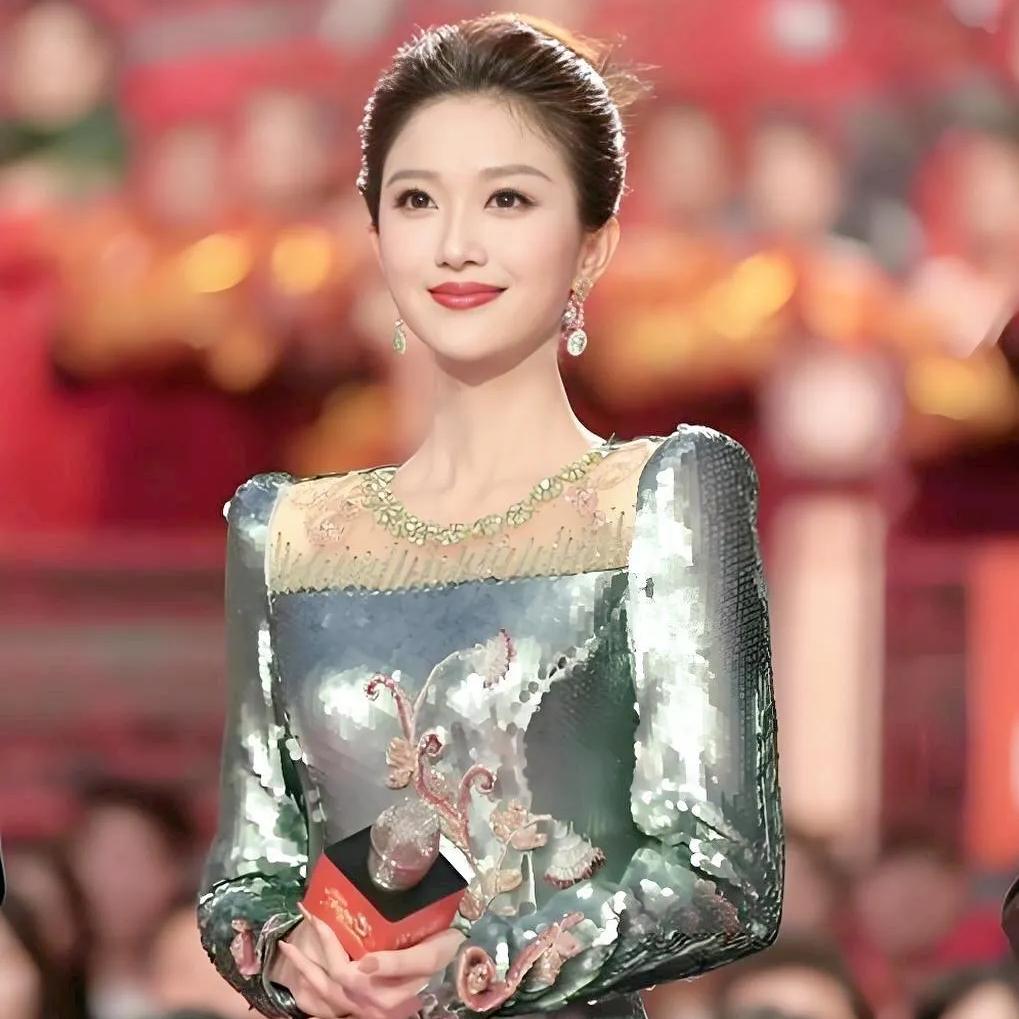 央视年轻主持人最漂亮的一位主持人，她颜值高，气质好，一袭墨绿色的礼服让她看起来更