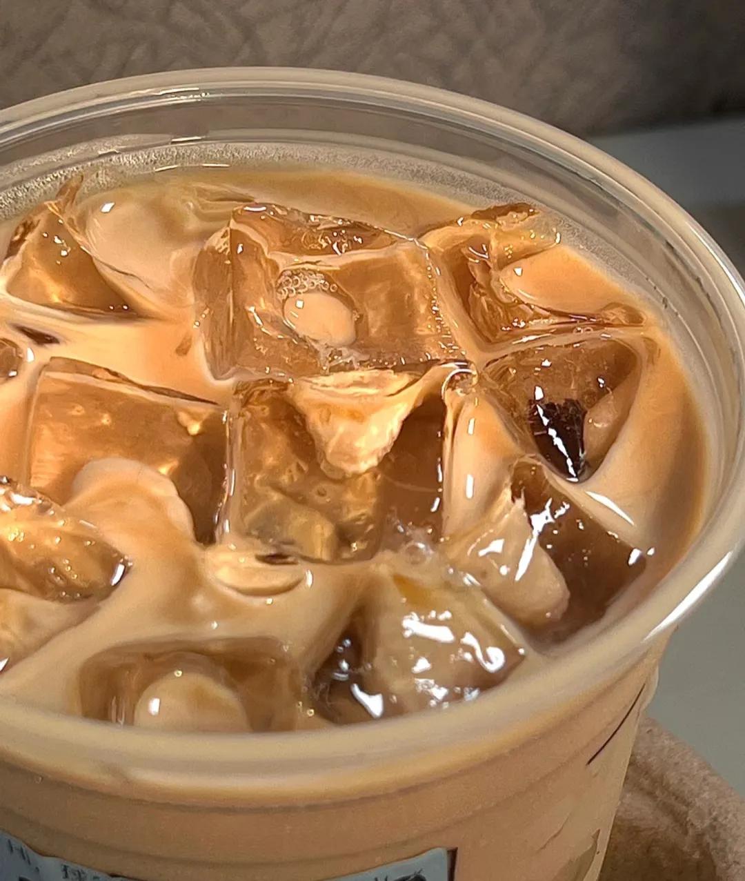 现在还喝星巴克的，
不是有钱人，就是冤大头。
今天点了份咖啡外卖，扣除各种券之后