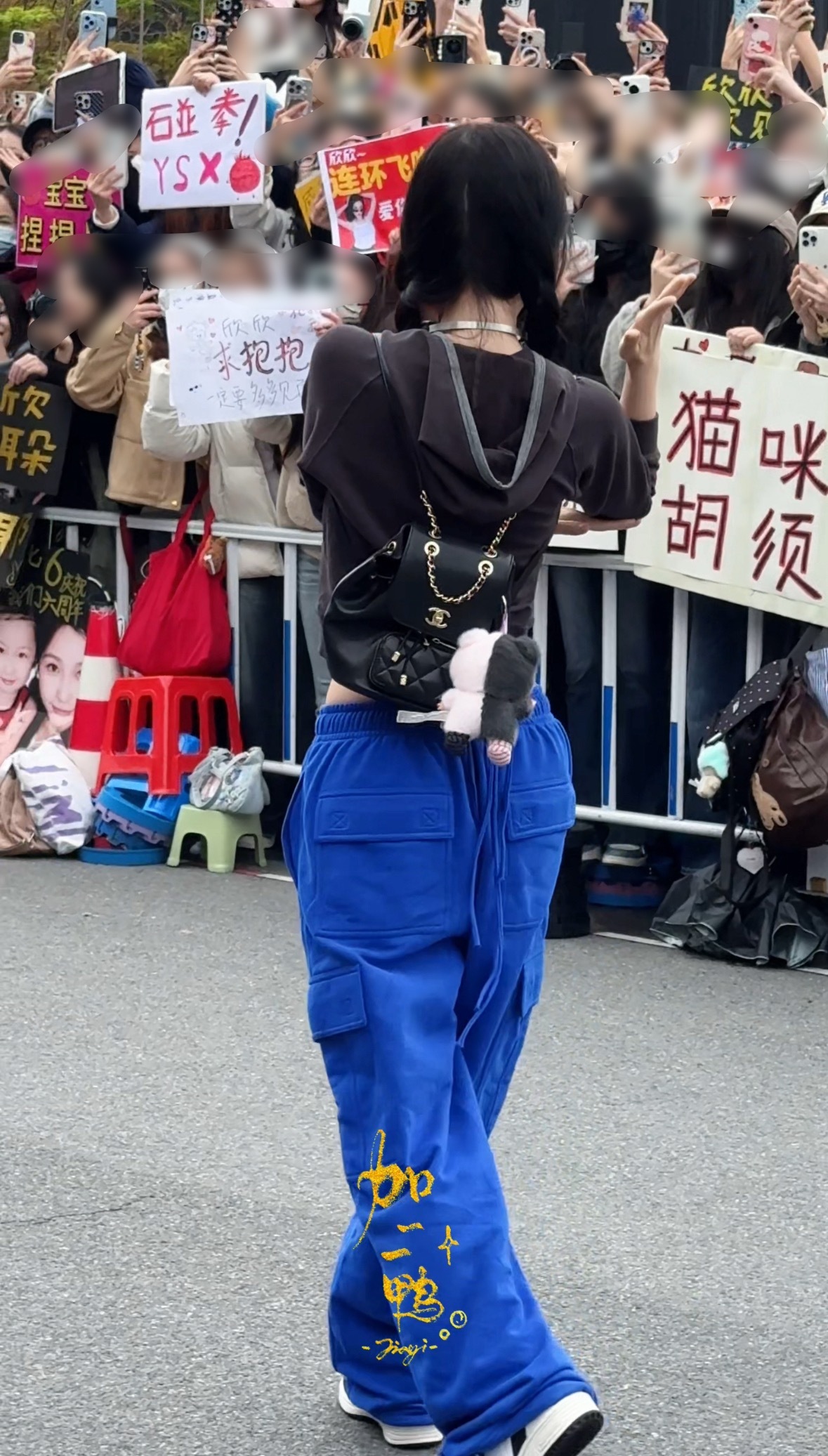 这小背影真萌呀 