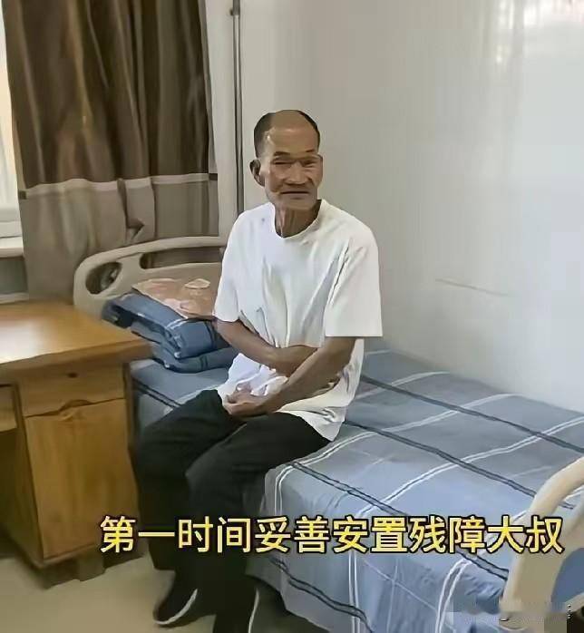 水泥大叔坐到干净的床铺上这一刻，看的人好心酸。20多年的时间，水泥大叔从未有一刻