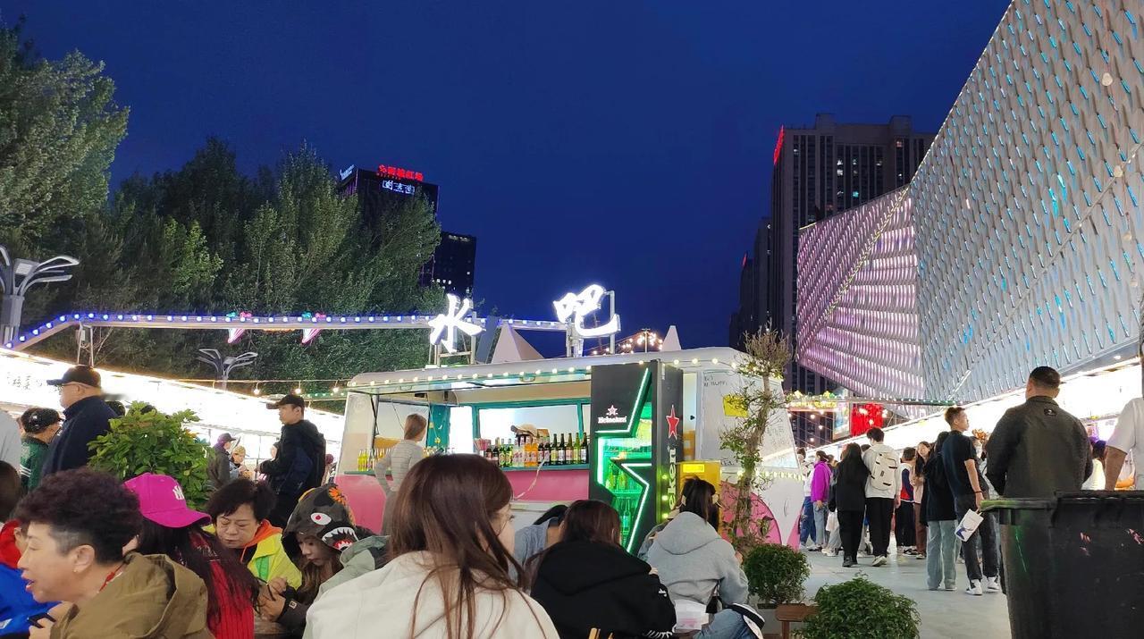 哈尔滨入夏咋就这么难？目前，马上到6月份的中旬了，哈尔滨外面依旧在下雨，这天是漏