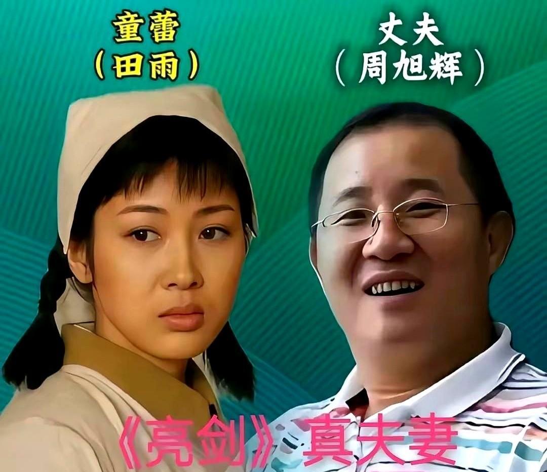 深夜片场只剩一盏灯。
他在灯下翻剧本，她在角落咬着笔。
这就是他们的爱情和事业。