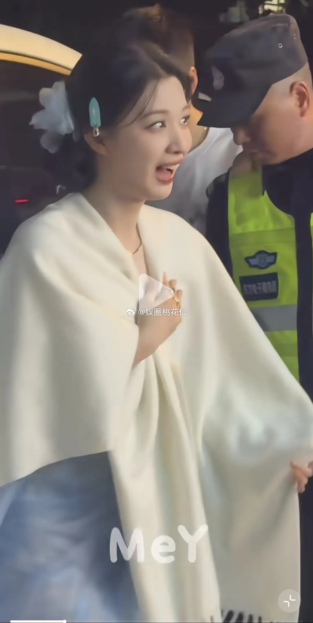 王楚然出席活动时，突遇隆重欢迎吓了一跳，随即稳稳神，躬身向工作人员深深鞠躬致谢，