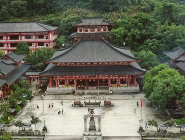 东莞黄江芙蓉寺始建于明朝崇祯十二年仲秋，
距今已有四百多年的历史，
位于东莞黄江